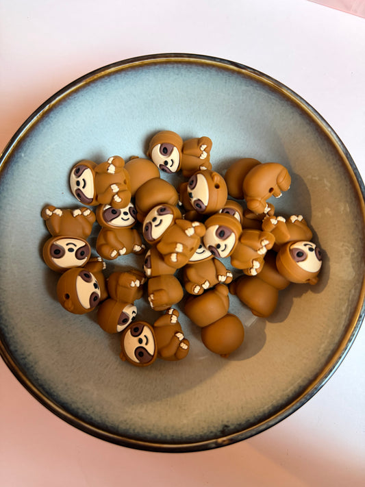 Luiaard bruin zittend